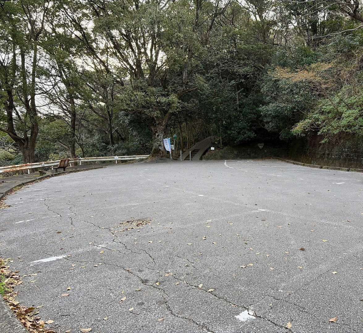 筆山公園の駐車場🅿️に着きました。
広いです。