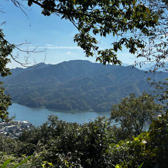 相模湖と、正面に石老山。ここにはベンチあり