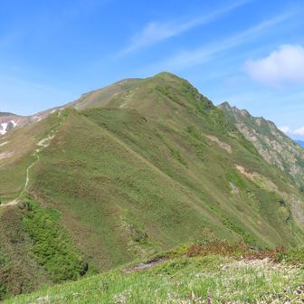ミニピークより、大障子避難小屋と万太郎山
その中間に大障子ノ頭