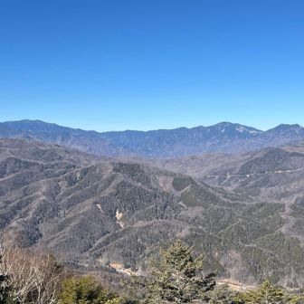 見晴台から。←国師ヶ岳　→甲武信・破風山