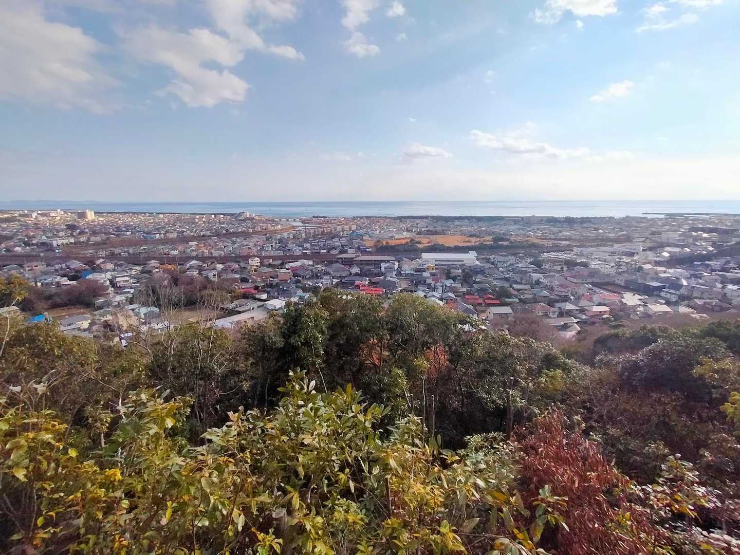 途中にとても眺めの良い場所がありました🏞️ ちょうど真ん中あたりの海際が平塚中継所ですね
