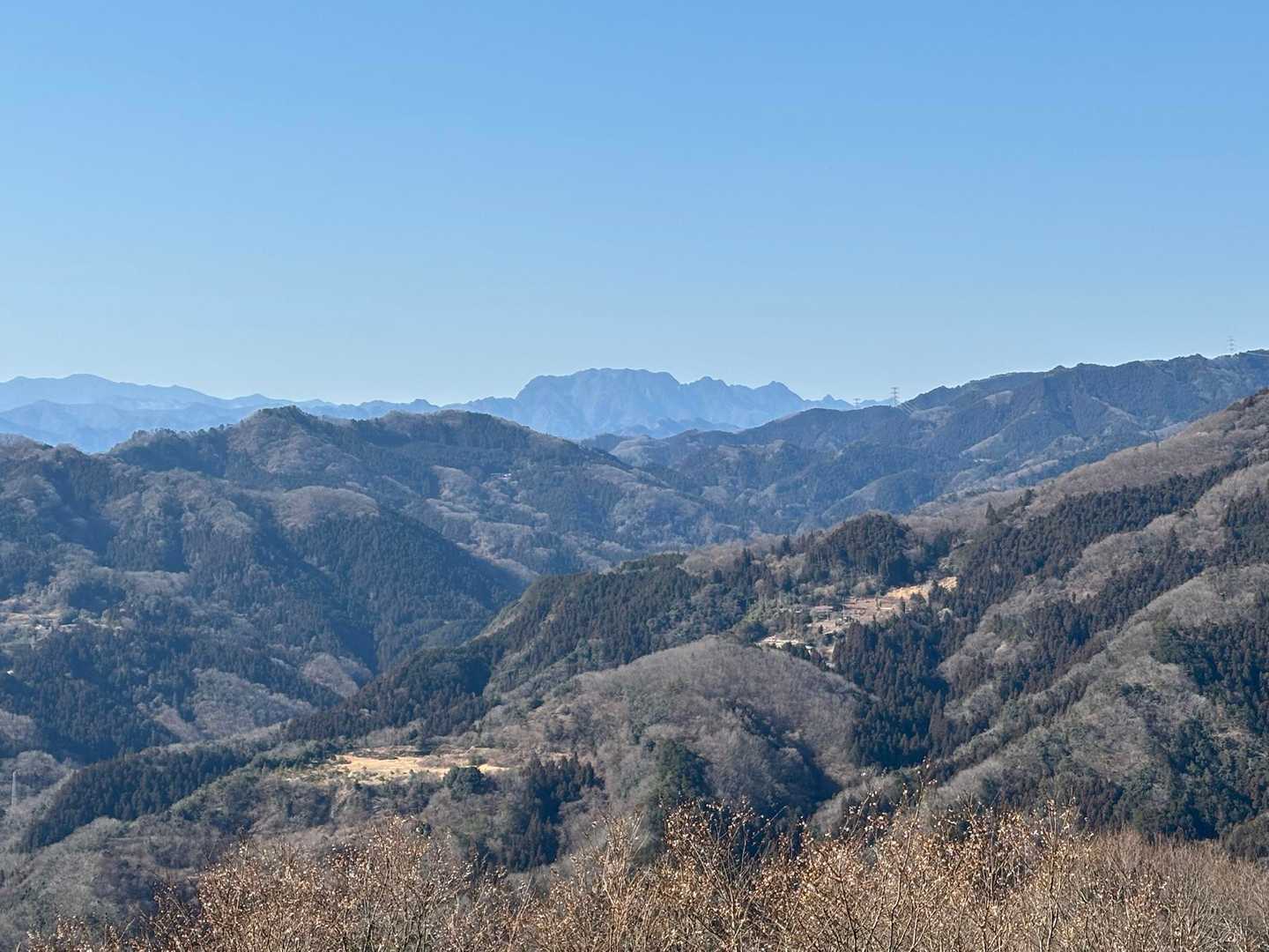 うーん╰(*´︶`*)╯良い天気だ💕

両神山　あの峰のどこに登頂したんだろか？