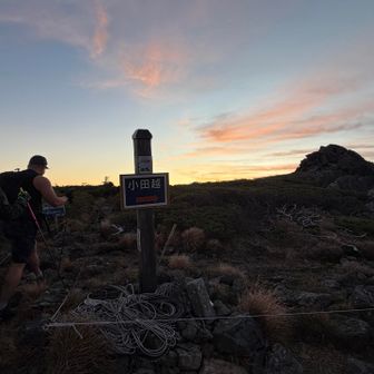 上まで登って分岐を🌅日の出が見える方向に進んだら、