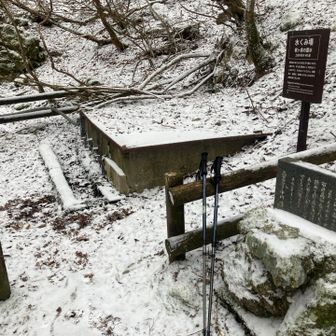 キャンプ場の水場。凍結していて蛇口回せず。
涸れてはなさそう。