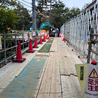 このスペース　車と壁の間何とか通り抜けて山頂へダイエットしてて良かった〜😅
ＮHＫ関係の工事やってます！