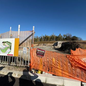 ちょっとそれて、グレーピークの③奄山へは造成中🚧の為、向こうに見えてる山頂へは行けません。
100mルールでゲット