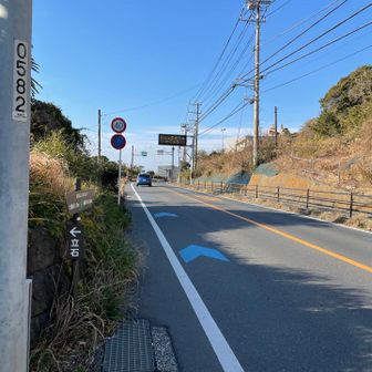 海岸沿いを歩きます、波浪注意報が出ていました
山中より風が強く寒い🥶
