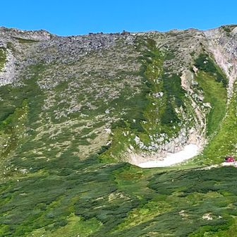 緑岳山頂からの景色。避難小屋が見えます