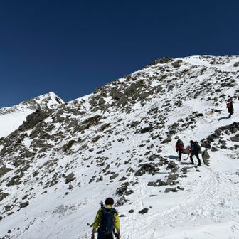 さあ、本日のゴンドラスタートの一番隊に追いついてきました。
