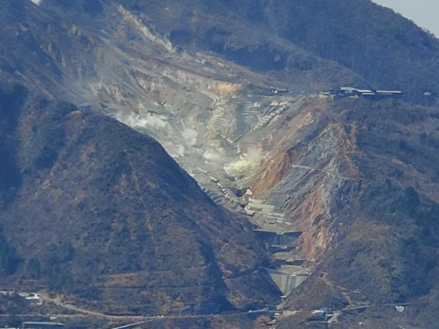 拡大すると色んな箇所から湯けむりが上がっています♨️