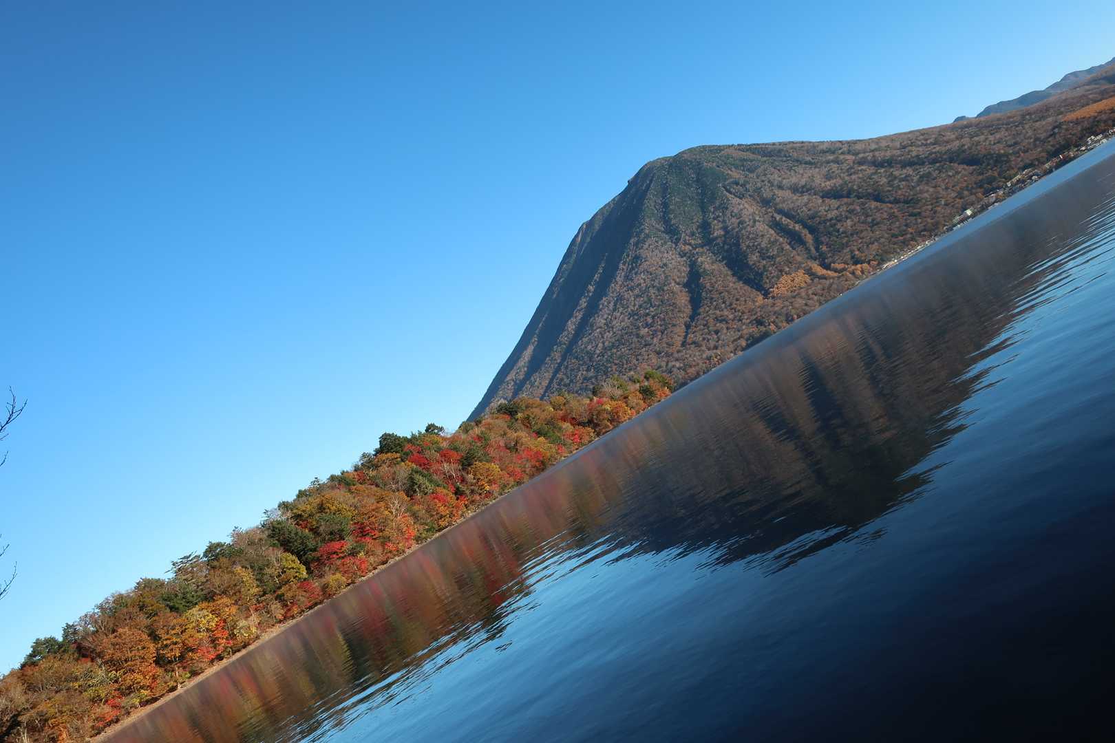 八丁出島の紅葉と男体山