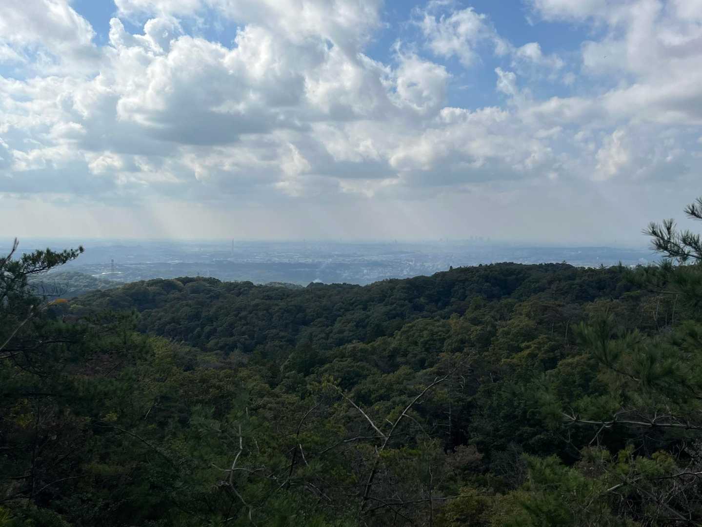 霞んだ瀬戸名古屋市方面。
