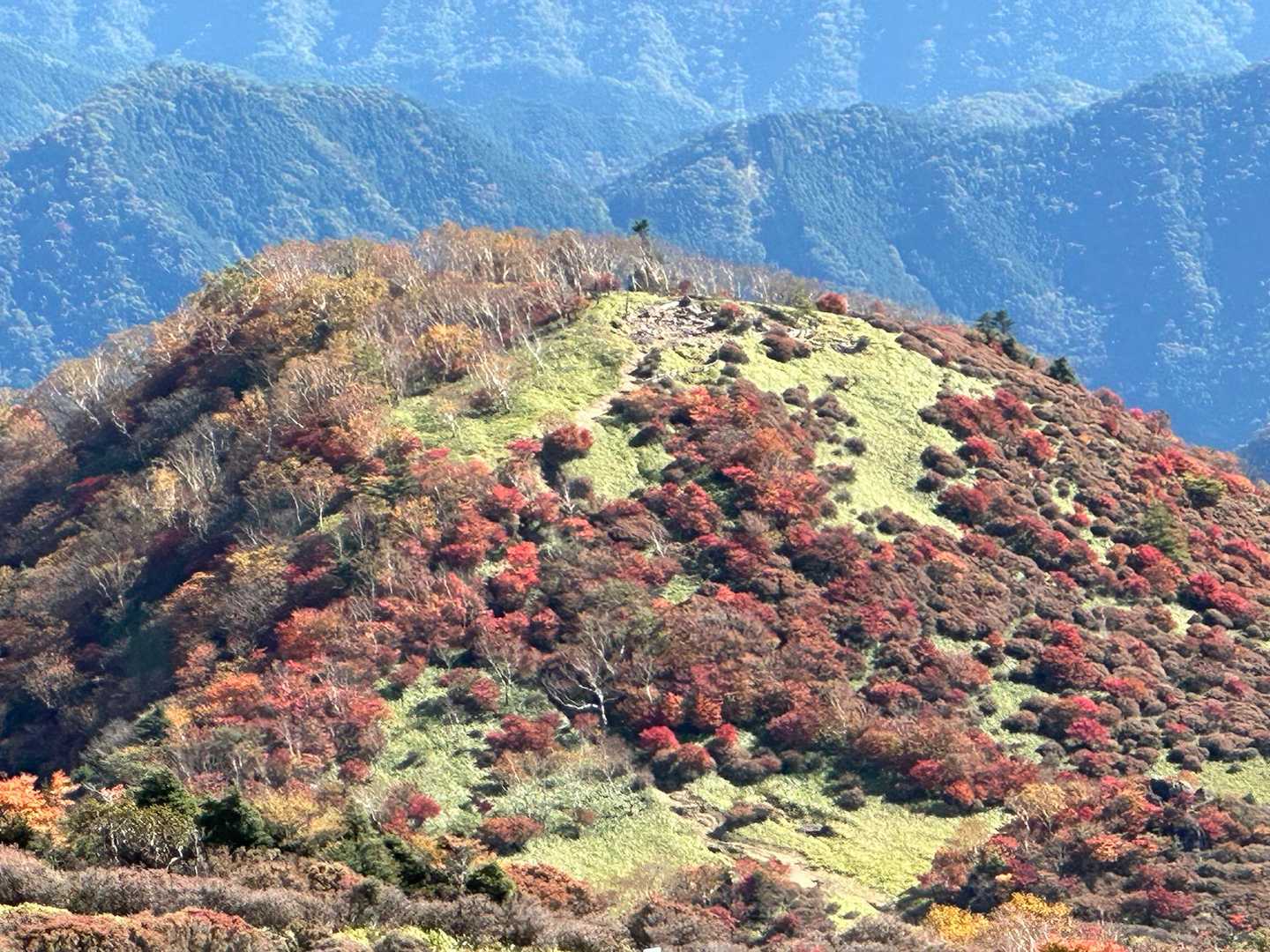 赤薙山往復 | 天空の回廊を越えて、雄大な日光連山を望む絶景稜線ルートの写真