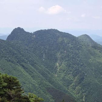七面山が異様な存在感。行場にふさわしい。