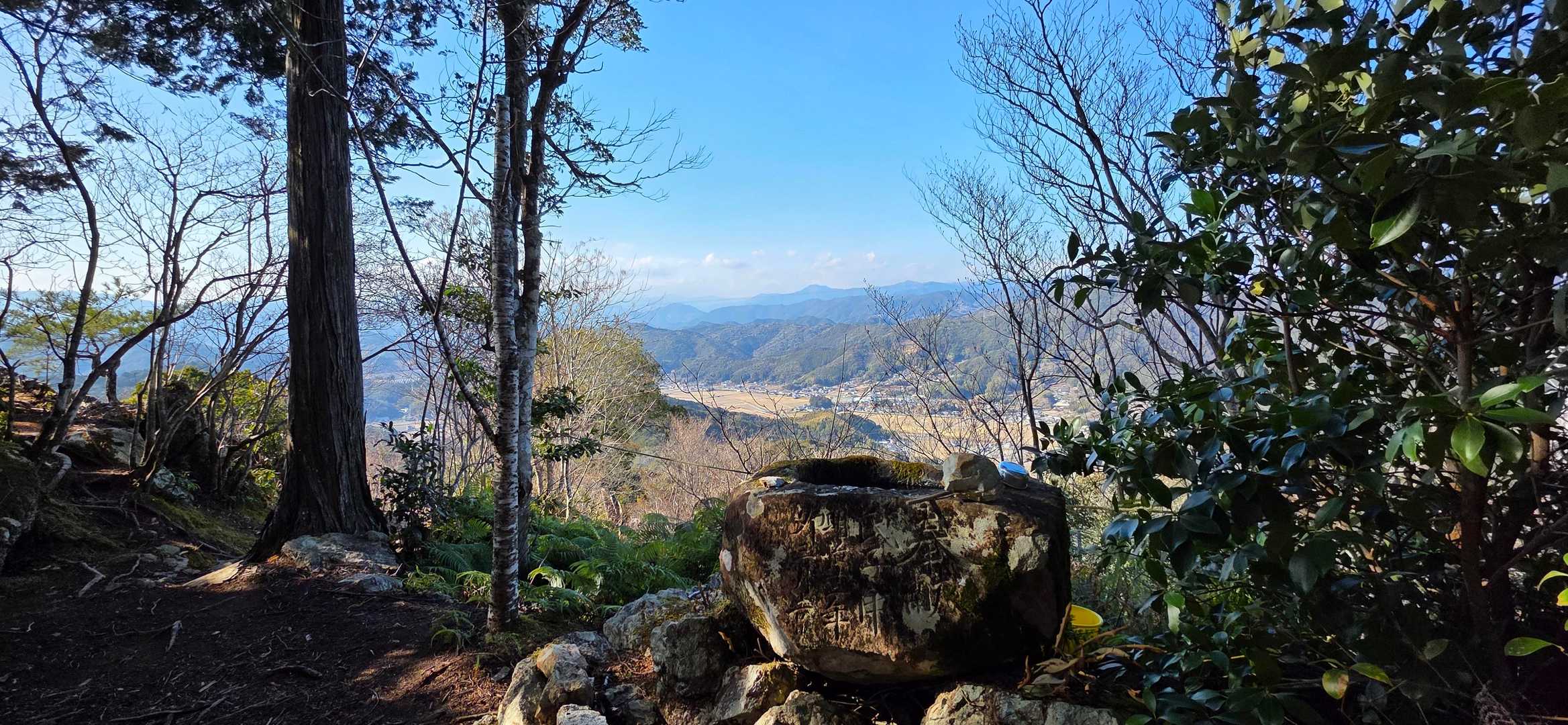 大和金峯山の金峯神社を勧請して山頂に祀っていたといわれ、かつてはここにお堂があったそうだ

天気が良ければ、この先に石鎚山が見えるはずだが