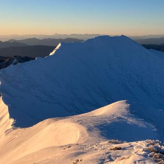 朝日がピンクから金色に変わる
2年ぶりにこの稜線を歩けるワクワク感