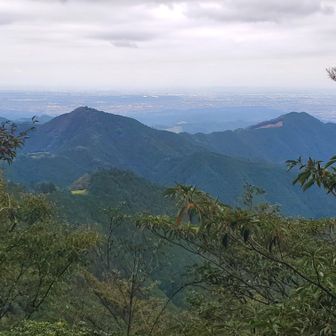 左に日ノ出山、右に麻生山
