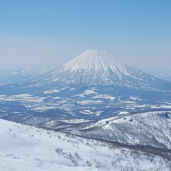 山頂には定山渓元山登山口から登られた男性ソロの方が休まれていた