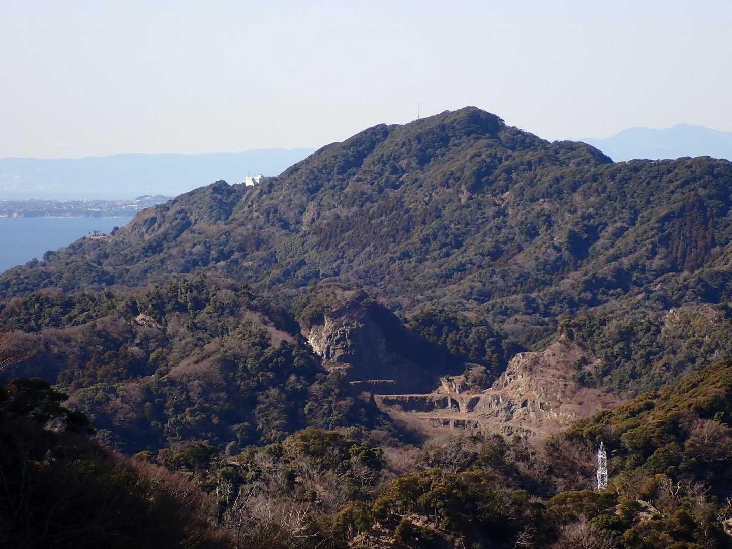 鋸山の採石場跡地