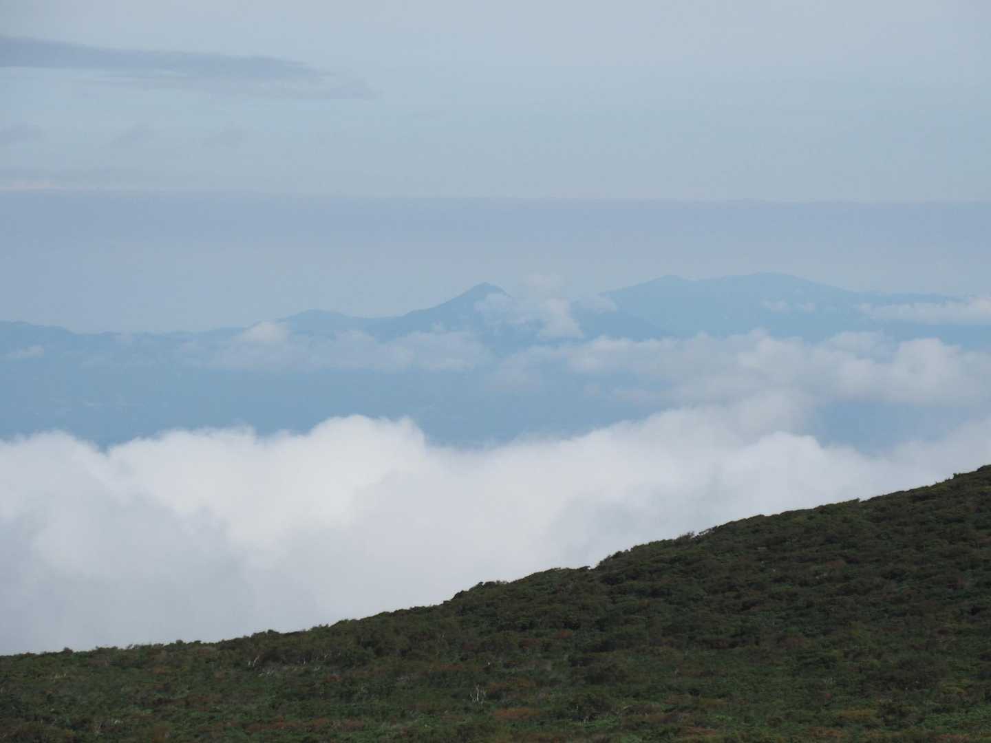 遠くには磐梯山と吾妻山