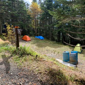 テント場。本日、2張。小屋の入り口に料金缶があるが水が溜まって役に立っていない。横の開放小屋の中の料金缶に1000円入れた。