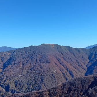 初日、大源太山山頂。
※檜倉山(拡大)。
追記:山頂には国土地理院の地図にも載る大きな池塘があります。過日山頂から正面の尾根をヤブコギし、檜倉堰堤に降りました。
また山肌下方には横に一筋のルートらしきもの。これは廃止された国道です。すでに何十年も経ち、歩くと試算したら、2泊3日のヤブコギですね。