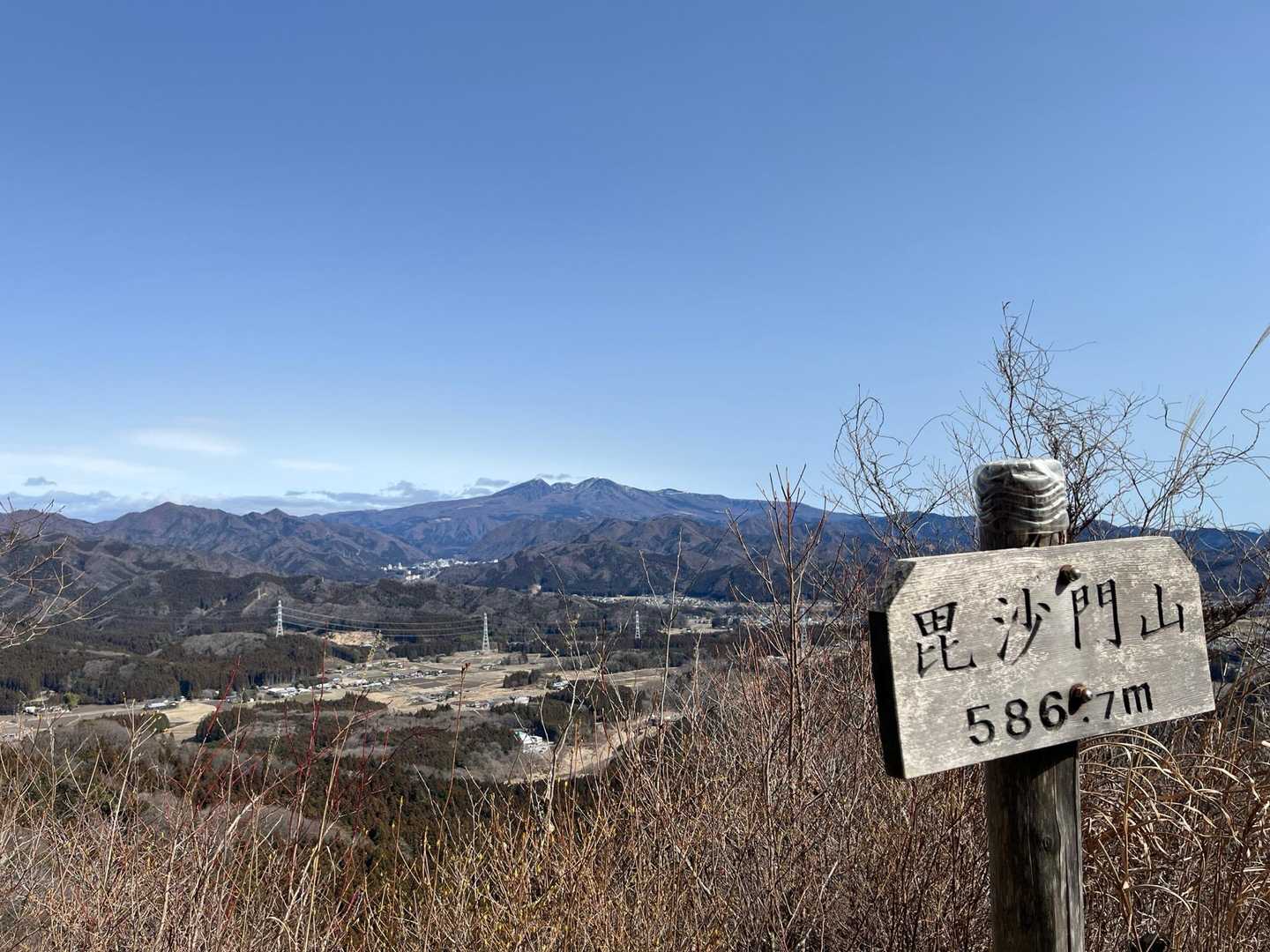 毘沙門山山頂より。後ろに鶏頂山（高原山）