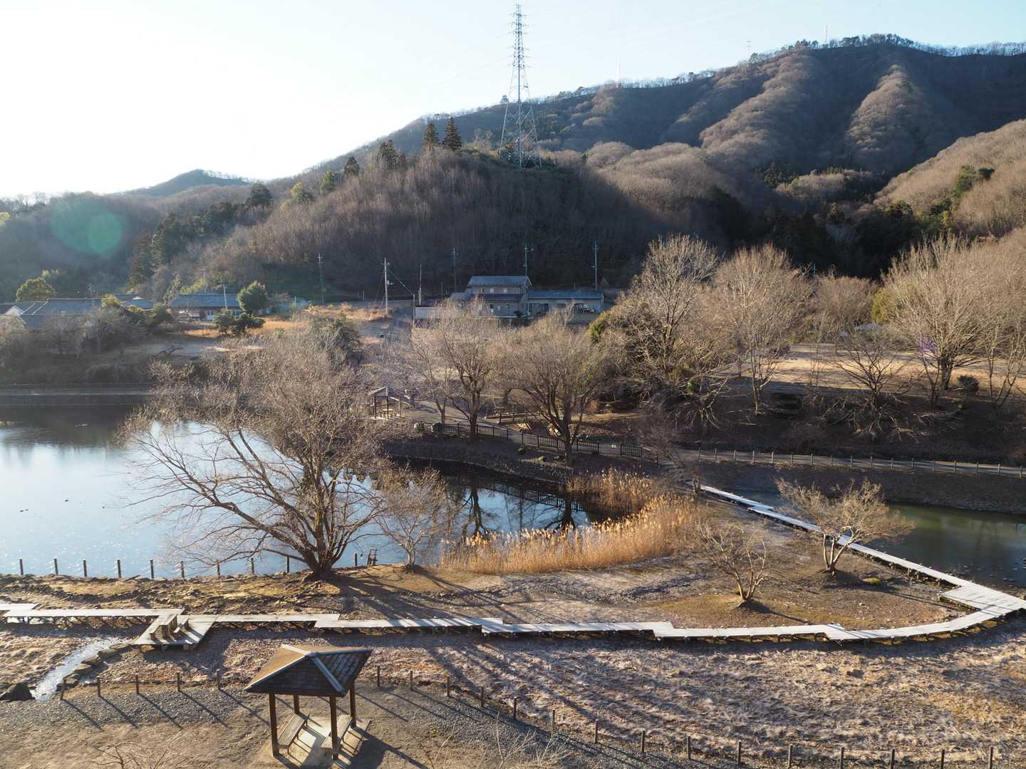 赤谷池と呼ばれる池のある公園が見えます。
そしてその先の山の頂に「牛伏山」のお城が見えます。