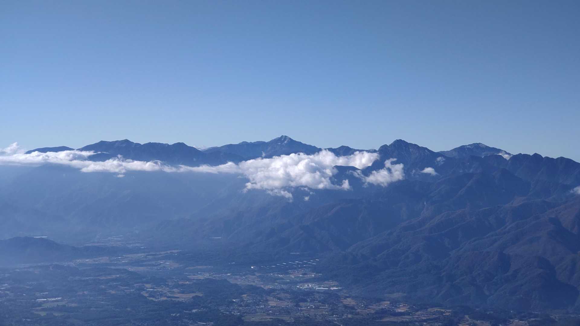 秀麗な円錐形の頂から鉄鉾が立つ岩峰へ。変化に富んだ南八ヶ岳の稜線歩きの写真