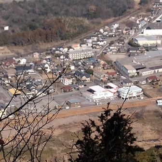 対岸 坂祝  ⛽の上が 展望台