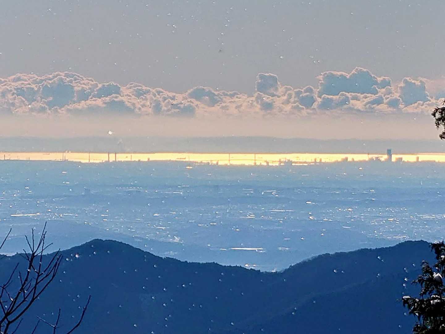 東京湾キラキラです✨小さい点点は上から落ちてきてる雪❄