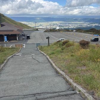 阿蘇山の仙酔峡駐車場に到着〜
ガラガラ

綺麗なトイレと電波有📶

雨予報なので急いでスタート！
