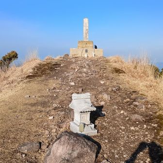 誰が置いたのか祠があります
勝手祠かな？それなら迷惑設置ですね！
奥にあるのは「南妙法蓮華経」の石柱