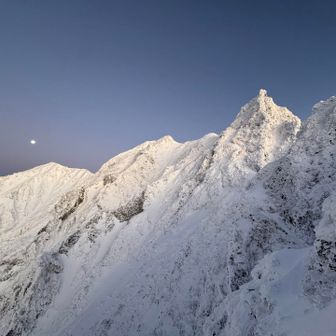 ご来光は7時頃
間に合うか？
トレースのない槍ヶ峰直下は神経研ぎ澄ましてルーファイ