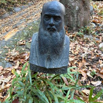 どなたでしょう？Googleレンズで調べたら同じような方がたくさん出てきて限定できず💦