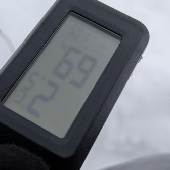 雪山登山では暖かいほうな２℃。分岐から少し登ったあたりは強風で寒かったが、山頂は風弱く耐えられる( ^_ ^ )