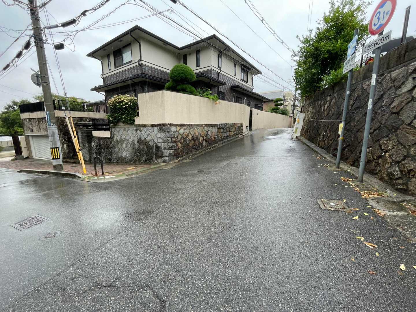 閑静な住宅街を歩き