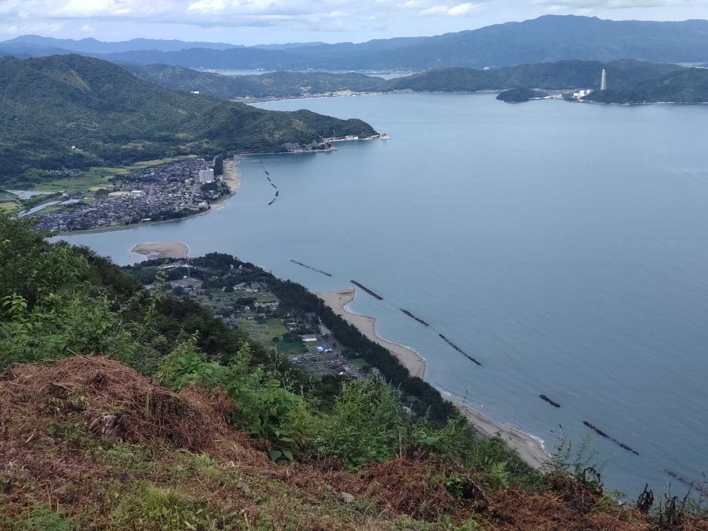 神崎と由良の海水浴場。人はいないようだ。