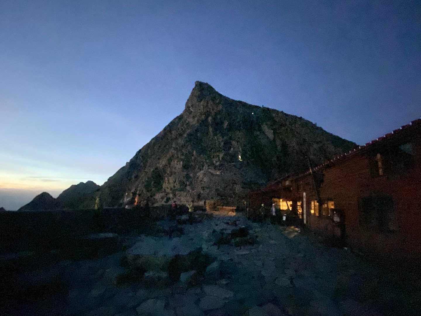 奥穂高岳方面

朝がきました

昨夜はきれいな星空でした
