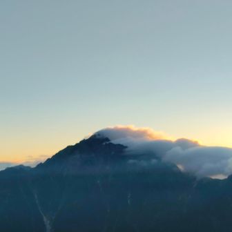 雲が抜けそうで抜けない、というか湧いているように見える。