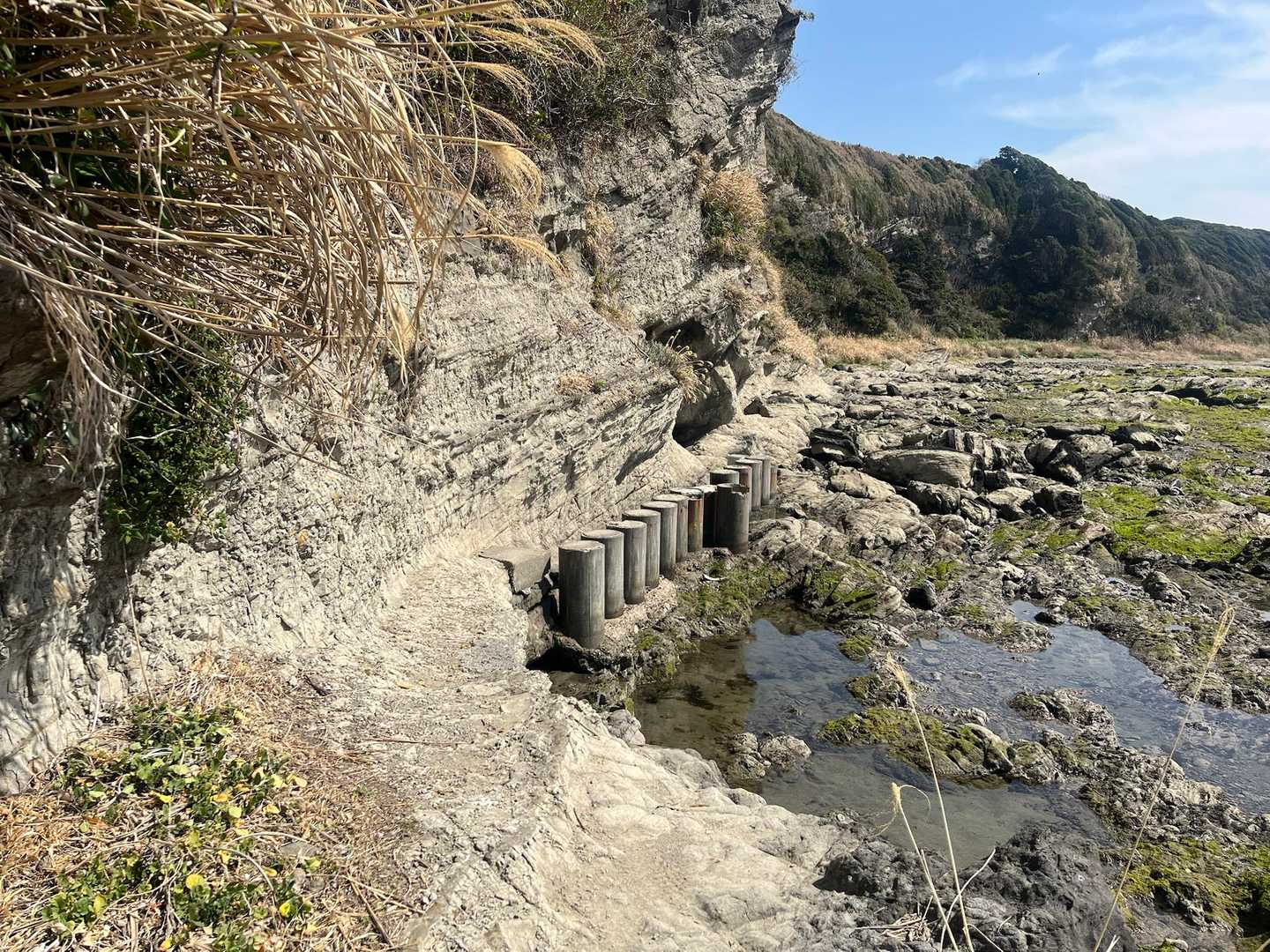 通り過ぎてから振り返って写メ
ここが1番怖かった💦
丸いところはまあ大丈夫
その後の足場が狭くて怖かったです