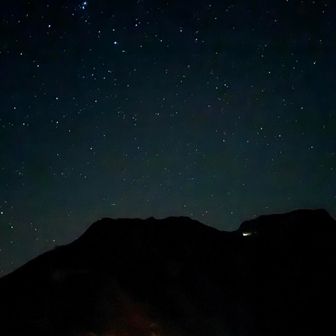 4:40、満点の星空と五竜岳へ向かうヘッドライトの明かり🌌