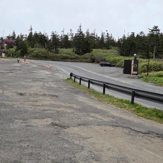 相変わらず「ポツンと1台」のまま。お疲れ山でした🎵
クルマに乗り込んで数分後に☔降ってきました。ｷﾞﾘｷﾞﾘセーフでした😅