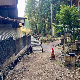 登山口？民家の脇まで降りてきた