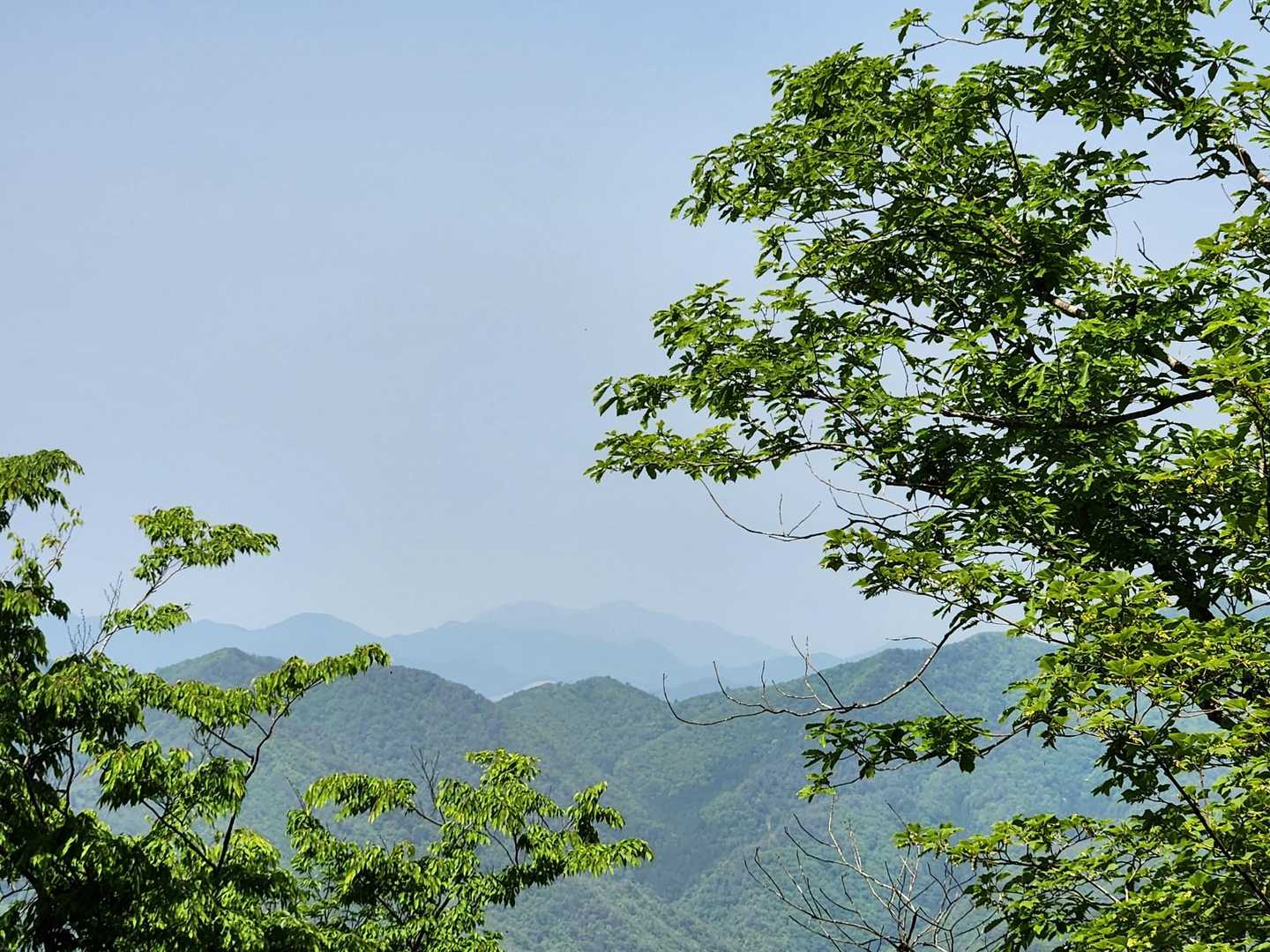 向こうの方に双耳峰の青葉山