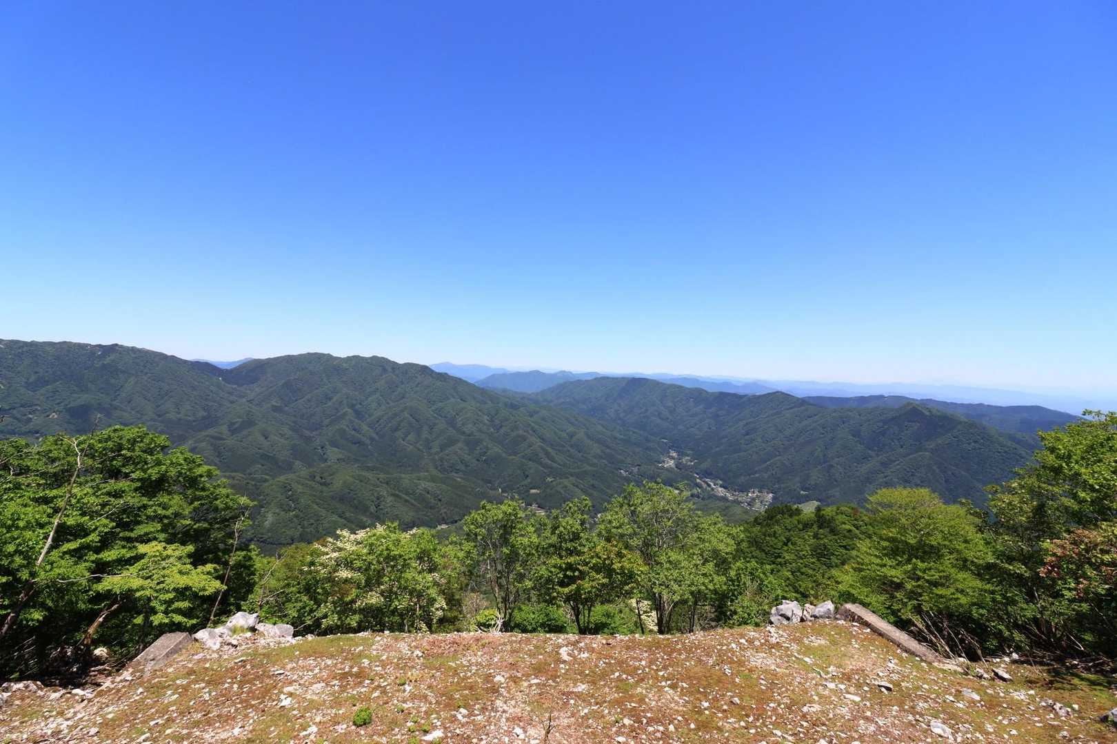 KDDI管理地付近の広場はとても景色が良かったです。少し霞んでましたが、御嶽山、乗鞍岳、白山が見えました。