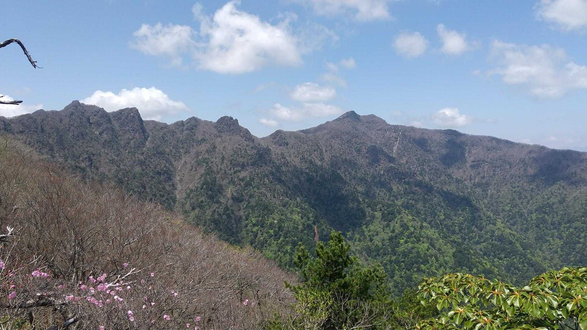 展望台から祖母山、天狗岩、烏帽子岩、障子岳の稜線。