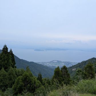 北比良峠からの展望
沖島が向こう岸に見えます
手前は近江舞子