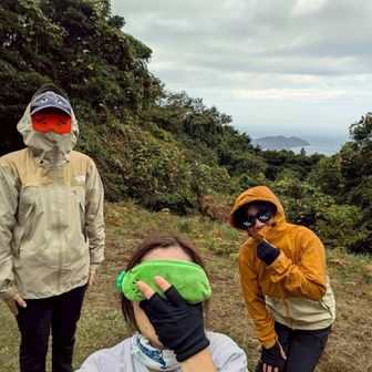 山頂だしね、せっかくだしね、撮っとこね
目隠しもポーズも統一感なしやな笑