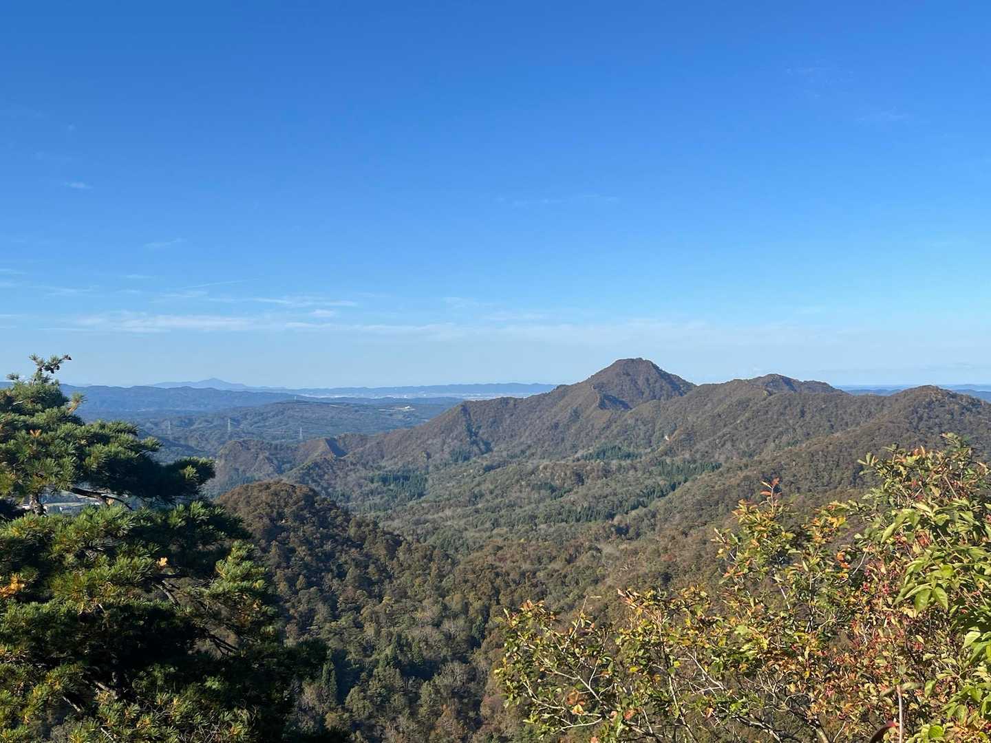4合目　眺めの松から下田の名峰袴腰山